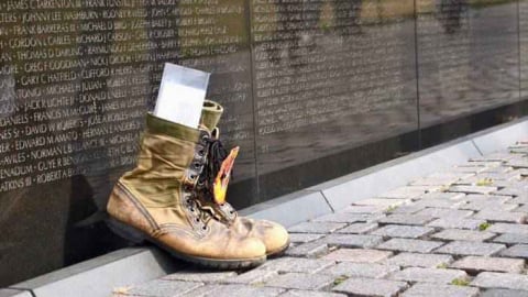 Dịch giả Dương Tường và bài thơ để lại trên Bức tường Việt Nam ở Washington