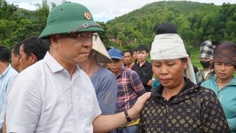 Phó Thủ tướng Lê Thành Long thăm hỏi người dân vùng lũ Sơn La