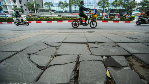 Lát đá vỉa hè, không phải chỉ chuyện tiền