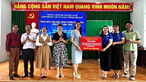 Tặng 60 phần quà cho học sinh nghèo hiếu học huyện biên giới Giang Thành