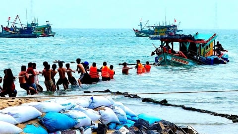 Cứu hộ thành công tàu cá bị nạn trên vùng biển đặc khu Kiên Hải