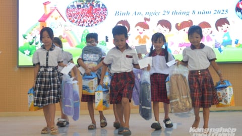 Tặng 400 phần quà cho học sinh có hoàn cảnh khó khăn xã Bình An