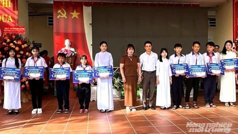 Học bổng GrowMax tiếp sức học sinh An Giang, Đồng Tháp vượt khó