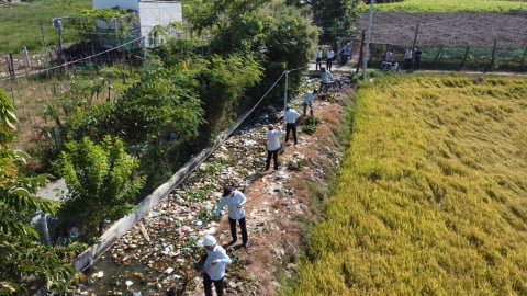Khánh Hòa phản hồi thông tin rác thải bủa vây kênh mương