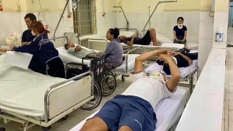 Xe tải tông đuôi xe khách, 13 hành khách bị thương