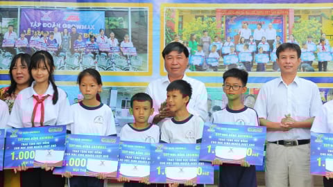 Thắp sáng ước mơ cho học sinh nghèo đến trường