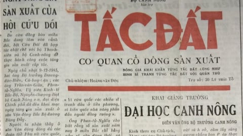 Lần trang báo cũ trước đèn