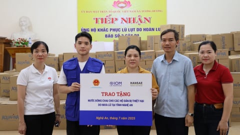 Hỗ trợ khẩn cấp 3.655 thùng nước sạch đến với Nghệ An