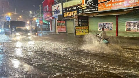 TP.HCM hứng trận mưa lịch sử khiến nhiều nơi ngập sâu