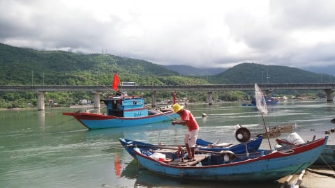 Người đàn ông tử vong khi sửa chữa thuyền đánh cá