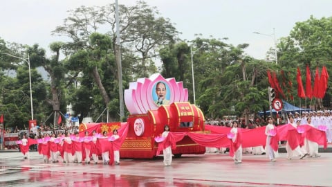 Hải Phòng duyệt đội ngũ và diễu hành quần chúng chào mừng 70 năm giải phóng