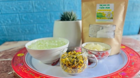 Làm trà từ hoa cúc tiến vua