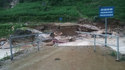 Cầu treo đến thôn cao nhất của xã Y Tý bị cuốn trôi