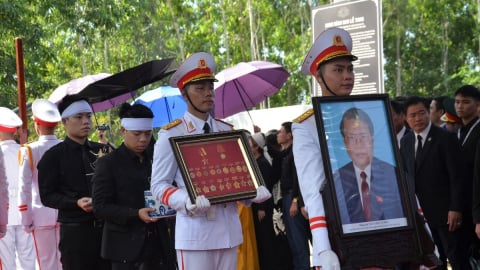 Trang trọng lễ an táng nguyên Chủ tịch nước Trần Đức Lương tại quê nhà