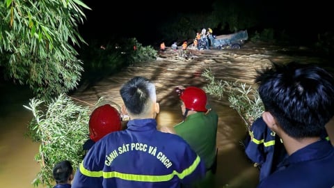 Lũ lớn trong đêm khuya, 4 người dân được cứu sống