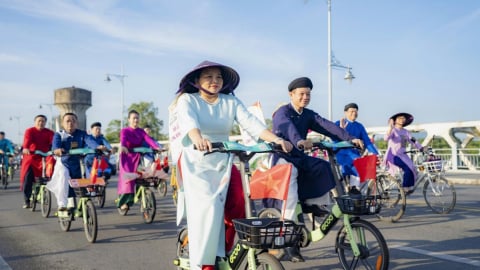 Mang áo dài đạp xe vì môi trường