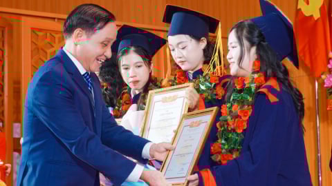 Hơn 800 sinh viên Đại học Luật (Đại học Huế) nhận bằng tân cử nhân