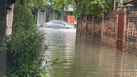 Mưa lớn giữa mùa hè, nhiều tuyến đường ở TP Huế ngập sâu và mất điện