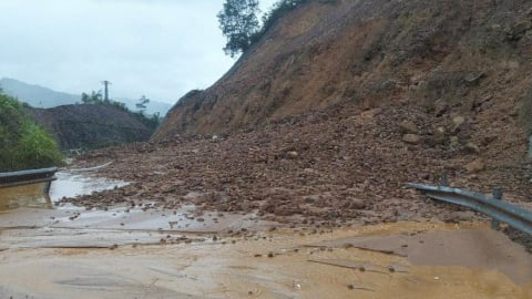Huế mưa ‘trắng trời’, sạt lở đường dẫn lên cao tốc