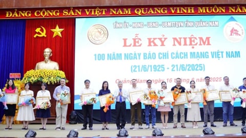 Văn phòng Trung Trung bộ Báo NN&MT nhận Bằng khen của UBND tỉnh Quảng Nam