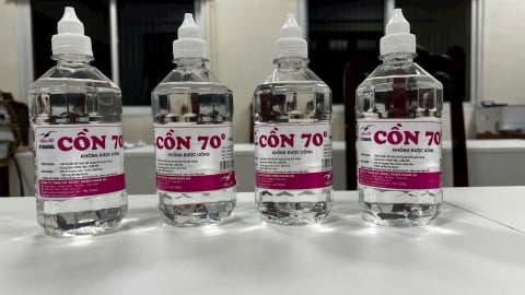 Bắt Phó Chủ tịch thị trấn Chương Mỹ vì sản xuất cồn y tế giả