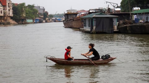 Đi câu, bị hôn mê sâu vì trúng bao tải rác từ trên cầu ném xuống