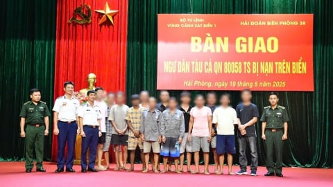 Kịp thời ứng cứu 11 ngư dân bị chìm tàu gần đảo Bạch Long Vĩ