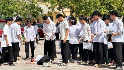 Một thí sinh ngất xỉu sau khi kết thúc môn thi Ngữ văn