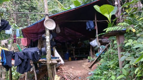Phá hủy hết lán trại khai thác vàng trái phép trong rừng Vĩnh Ô