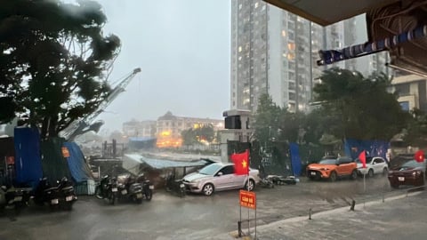 Hà Nội mưa to, gió lớn dù bão Wipha còn đang ngoài Biển Đông