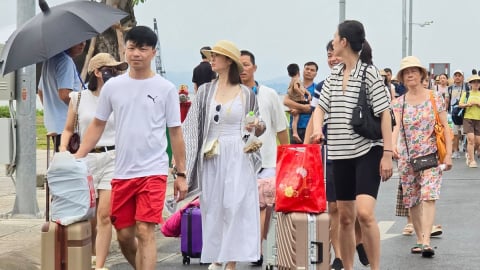 16.000 khách du lịch ở Cát Bà được thông báo rời đảo tránh bão Wipha
