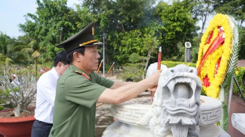 Bộ trưởng Bộ Công an tri ân các Anh hùng liệt sĩ
