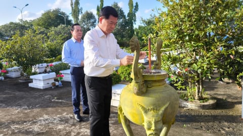 Dâng hương các anh hùng liệt sĩ tại Nghĩa trang Miếu Điền