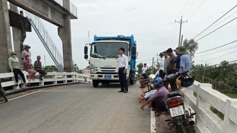 Bức xúc ô nhiễm, người dân lại chặn xe vào bãi rác An Hiệp