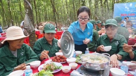 Bài 1: Công nhân cao su vững lòng bên dòng nhựa trắng vùng biên