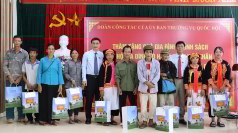 Phó Chủ tịch Quốc hội thăm, tặng quà gia đình thương binh, liệt sĩ Lai Châu