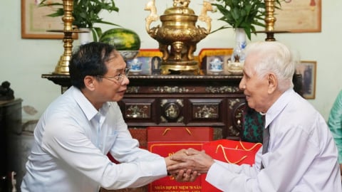 Phó Thủ tướng Bùi Thanh Sơn thăm, tặng quà gia đình người có công tại Huế