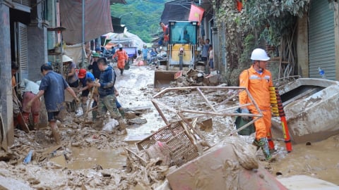 Người dân vùng 'rốn lũ' Nghệ An nhọc nhằn khắc phục hậu quả