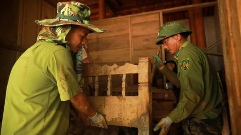 Kiểm lâm Nghệ An xông pha ‘tâm lũ’ giúp dân
