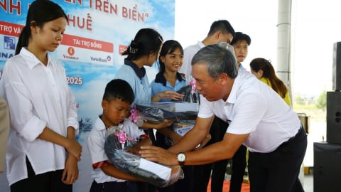 Trao quà ‘tiếp lửa’ cho ngư dân yên tâm bám biển