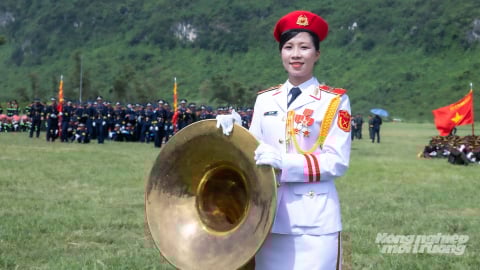 Thiếu uý xinh đẹp mang kèn 20 kg diễu binh trong nắng Hà Nội