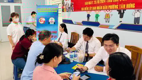 UBND phường Tân Hưng hỗ trợ dân làm thủ tục hành chính về đất đai
