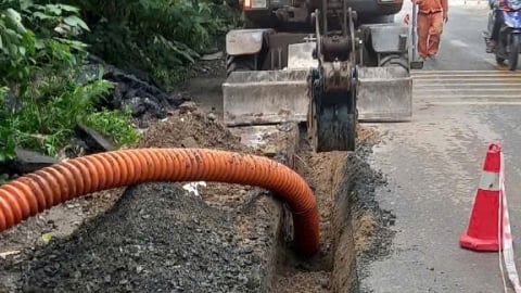 Công ty Điện lực Gia Lâm tự ý cắt, xẻ làm hỏng đường giao thông