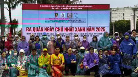 Đà Nẵng: Hơn 500 người đội mưa chung tay làm sạch bãi biển