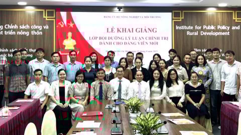 Khai giảng lớp bồi dưỡng lý luận chính trị dành cho đảng viên mới