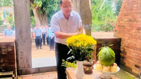 Bí thư Tỉnh ủy Cà Mau thắp hương tại Di tích khảo cổ Vĩnh Hưng