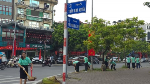 Gần một nghìn người dân phường Yên Hòa xuống đường vệ sinh môi trường