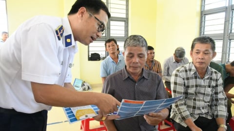 Vùng Cảnh sát biển 2 đồng hành cùng ngư dân, đồng bào dân tộc Quảng Ngãi