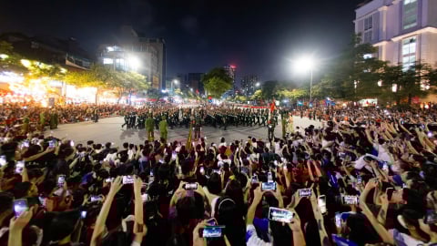 Hàng vạn người theo dõi tổng hợp luyện diễu binh, diễu hành lần 2