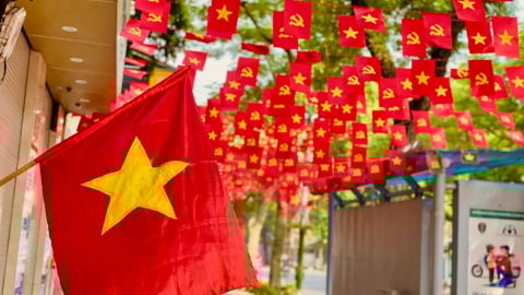 Hà Nội rực rỡ cờ đỏ sao vàng kỷ niệm 80 năm Quốc khánh 2/9